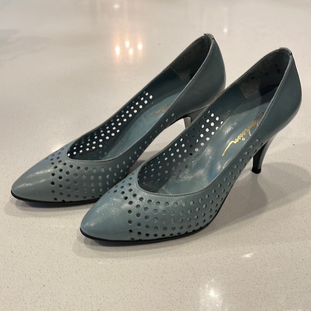 Vintage classy as f*** round toe heels